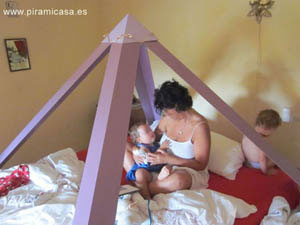 Madre y niños en el interior de una Piramicama, saludables, sin gripe