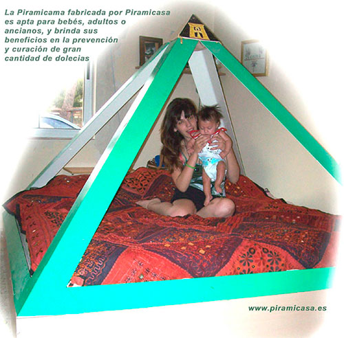 Dos hermanas en el interior de una pirámide