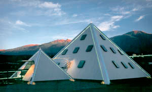 Moderna casa piramidal